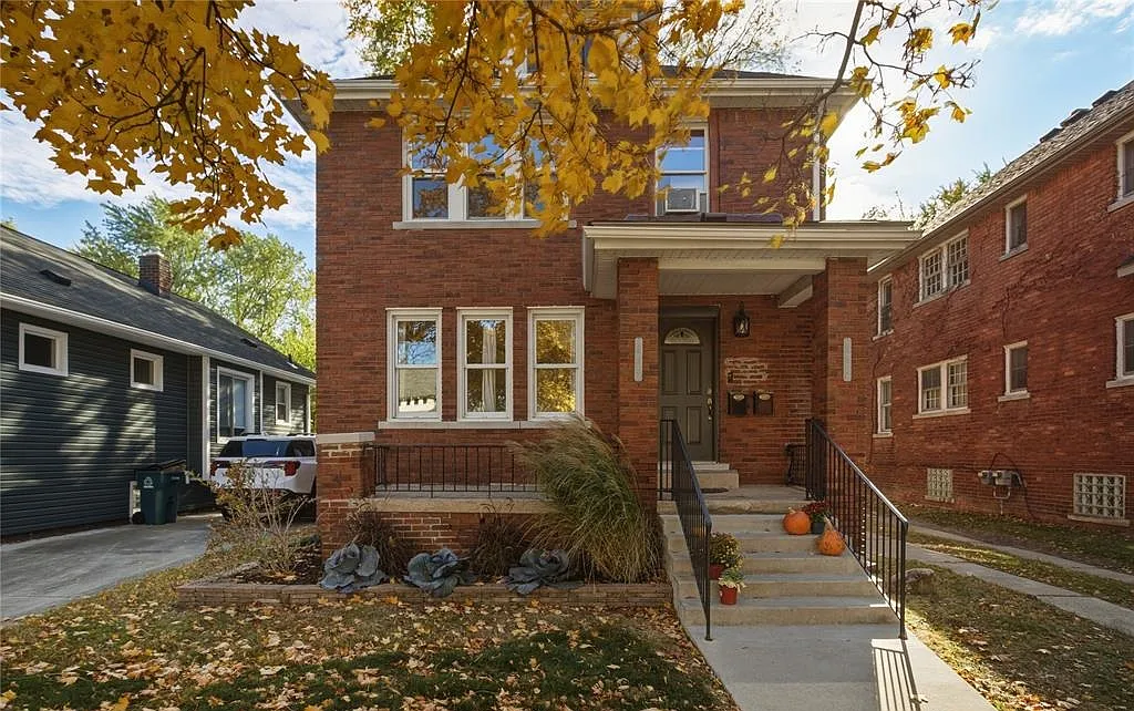 2 bed, 900 sqft, $1,900 — Photo 1