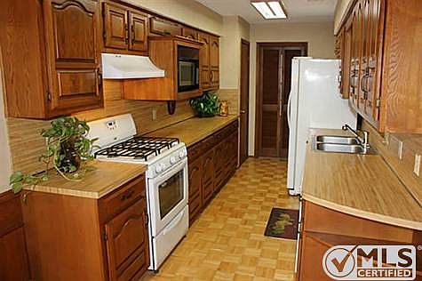 4th image of 303 London Ln