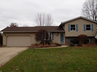 2998 Fair Oaks Dr, Barberton, OH 44203