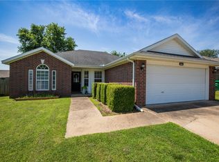 1041 Evergreen St, Centerton, AR 72719