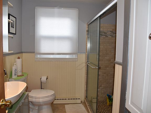 Bathroom. Glass sliding doors