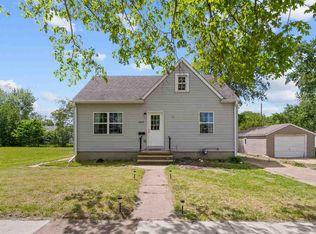 1664 8th St NW, Cedar Rapids, IA 52405