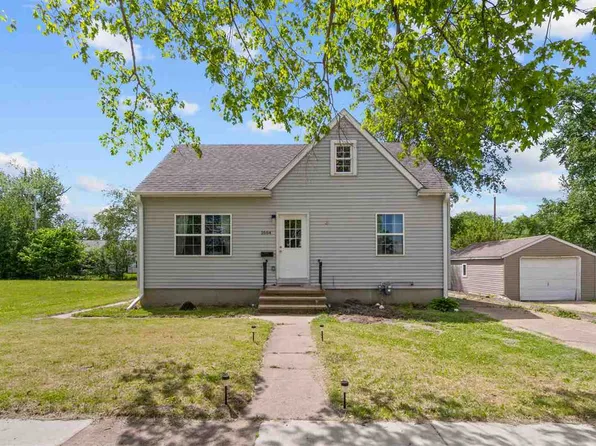 1664 8th St NW, Cedar Rapids, IA 52405