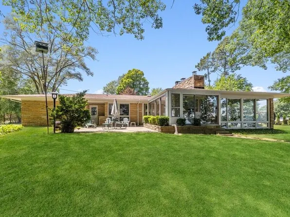 7089 N Maple Dr, Coloma, MI 49038