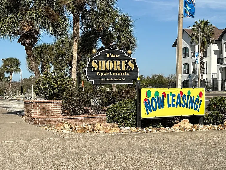 The Shores Apartments — Photo 1