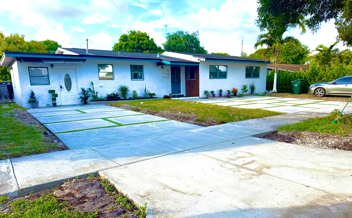 Building Photo - 961 NW 200th St #1