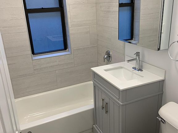 2nd image of 619 W Melrose St #1L