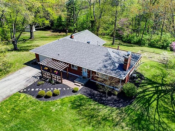 2nd image of 1142 Meadow Dr
