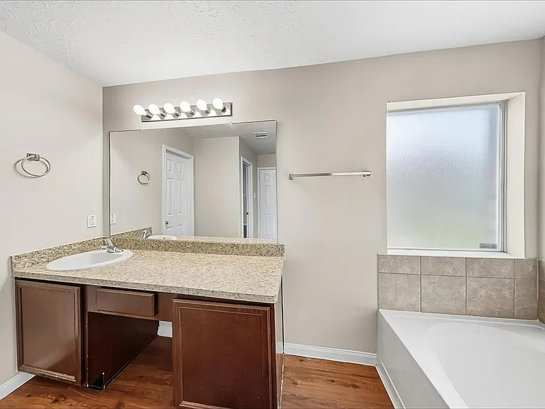 3931 Hawthorne Glen Ct — Photo 10