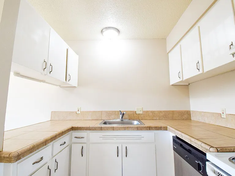 Vista Hills Apartments — Photo 15