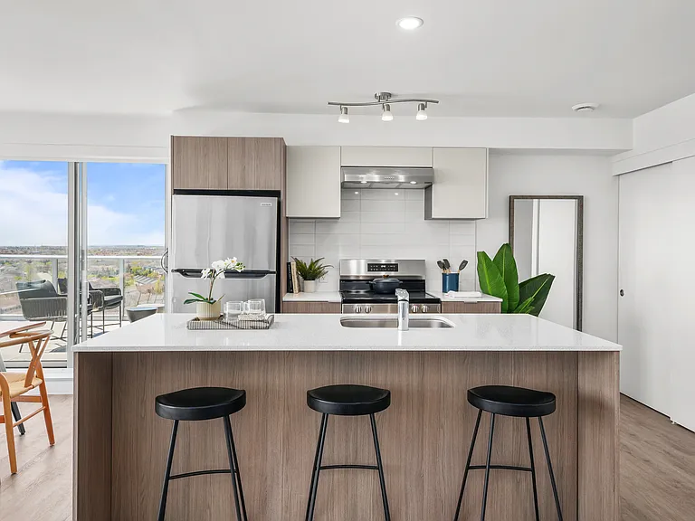100 Manett Cres — Photo 3