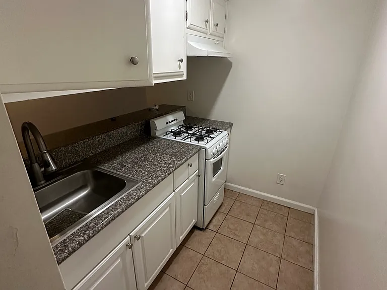 2966 Clarendon Ave #F — Photo 4