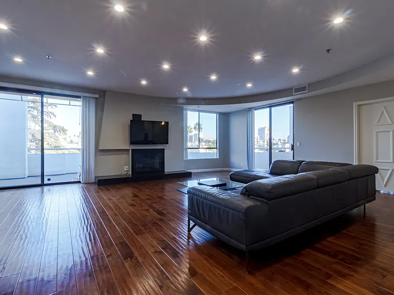 326 Westminster Ave #Penthouse 404 — Photo 9