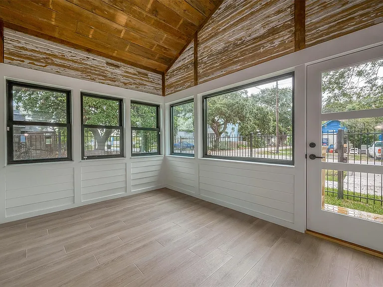 2702 Delano St — Photo 41