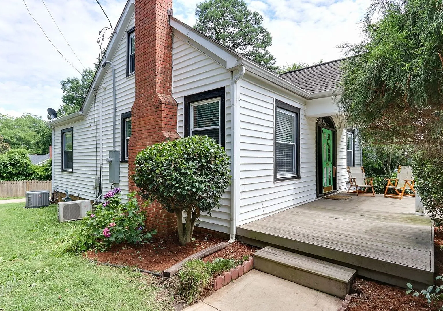 Adorable Inside the Beltline bungalow with lots of charm! — Photo 2