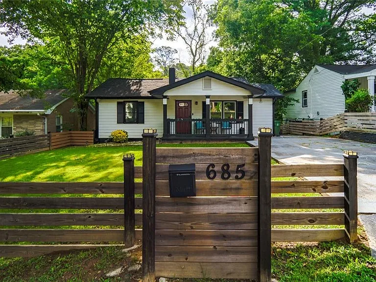 685 Cedar Ave NW — Photo 3