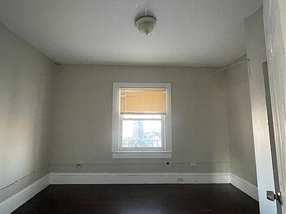 3rd image of 2001 Willowdale Ave
