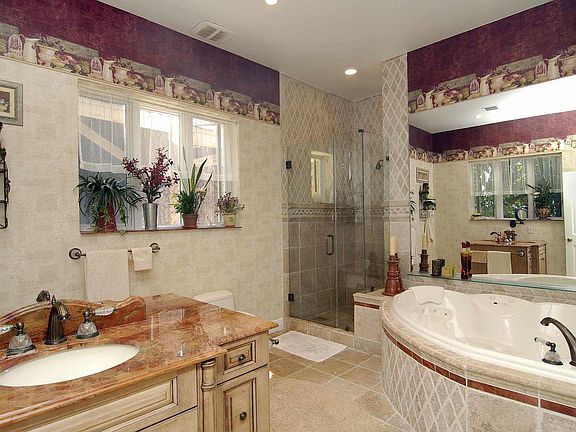 1st Floor Master Bath