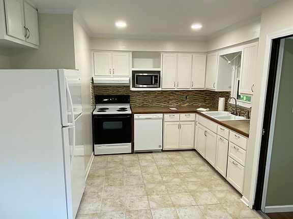 Incluidos all appliances and ceramic floor.