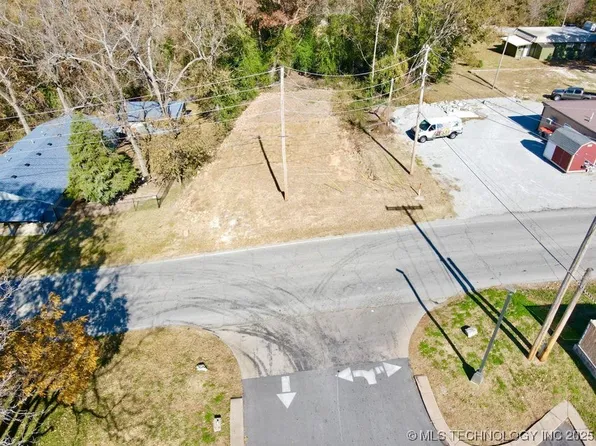 211 E Odaniel Pkwy, Grove, OK 74344