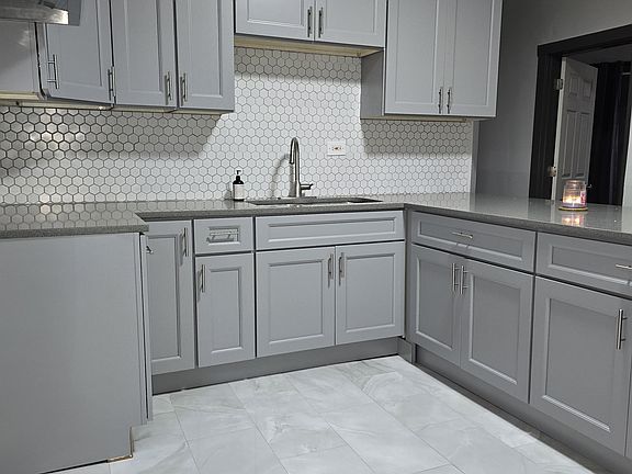 2nd image of 3635 W Montrose Ave APT 2