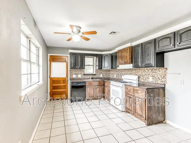 608 Holoway Dr — Photo 14