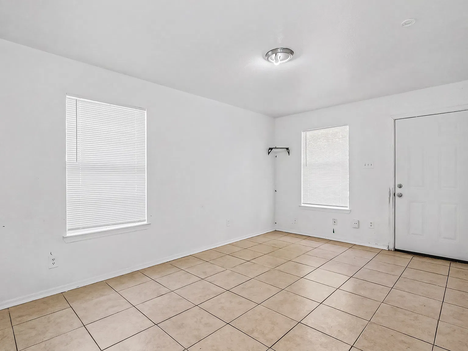 3 bed, 1.5 bath, 1250 sqft, $1,195 — Photo 3