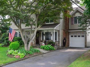 14 Magnolia Dr, New Hyde Park, NY 11040