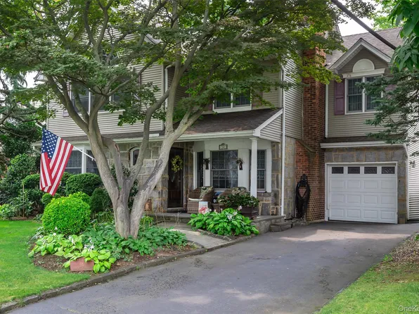 14 Magnolia Drive, New Hyde Park, NY 11040