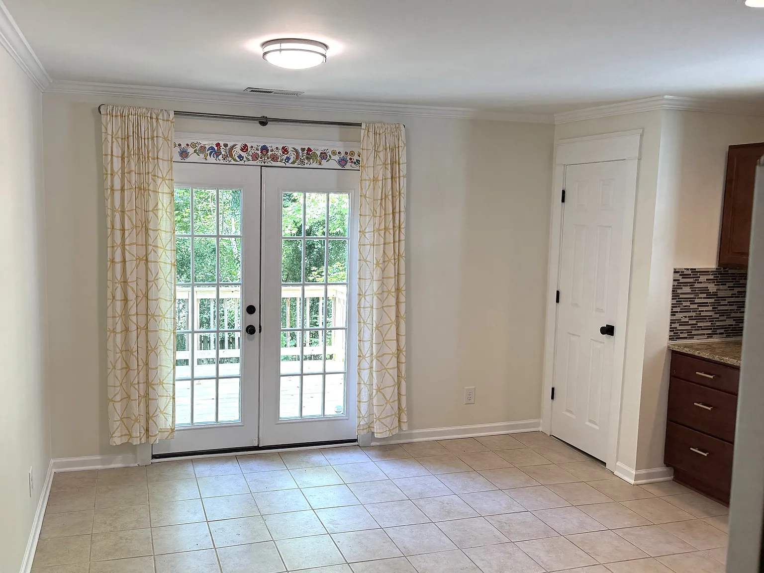 3 bed, 2.5 bath, 1369 sqft, $2,350 — Photo 4
