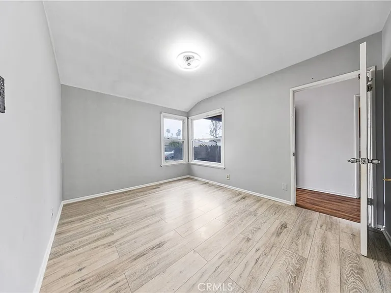 6943 Nagle Ave — Photo 5