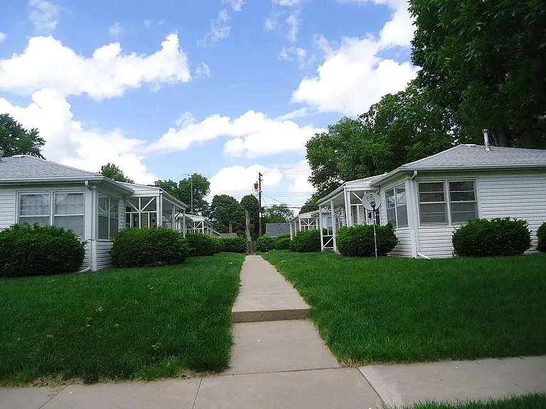 2740 Garfield St — Photo 2