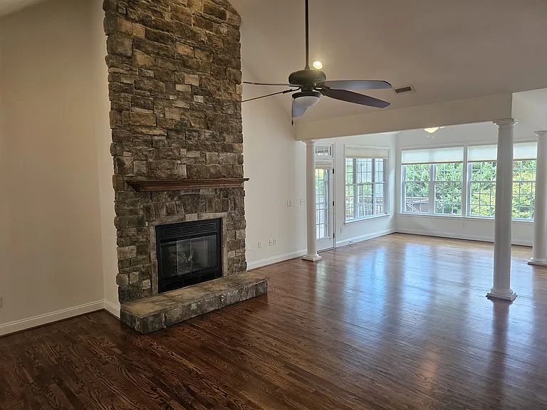 212 Medford Dr — Photo 4