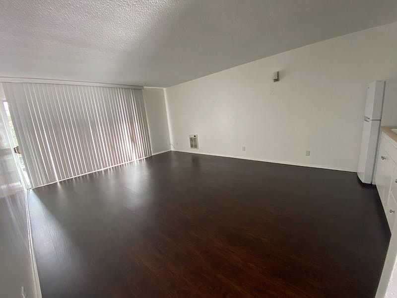 2nd image of 609 De La Vina St #6