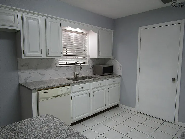 4706 Catalina Dr — Photo 3