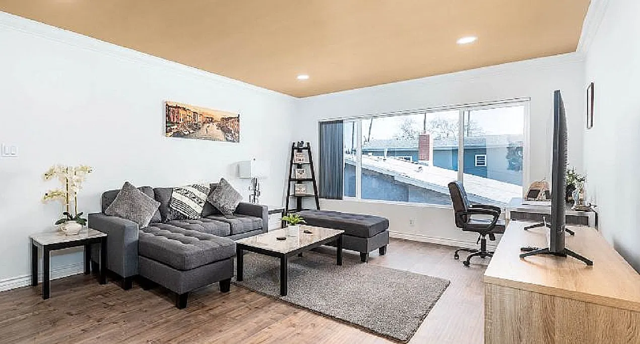 2 bed, 850 sqft, $2,400 — Photo 2