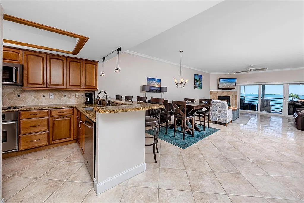 2 bed, 2.0 bath, 1365 sqft, $4,000 — Photo 4