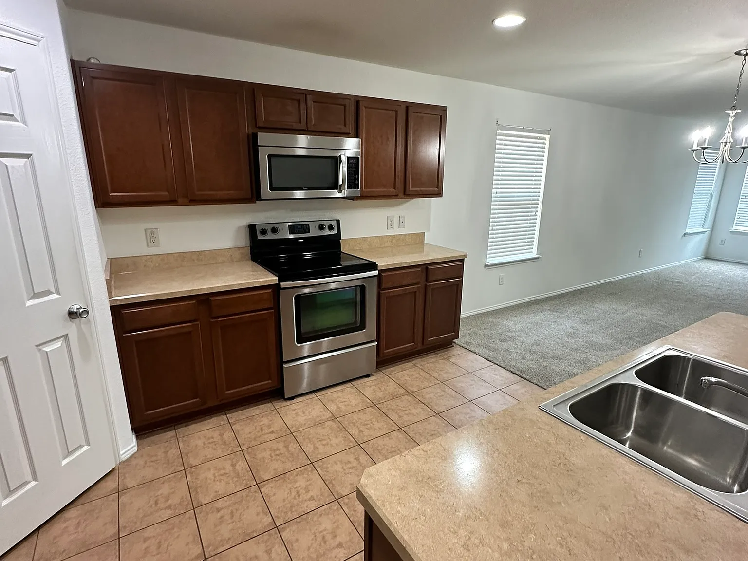 3 bed, 2098 sqft, $2,350 — Photo 4