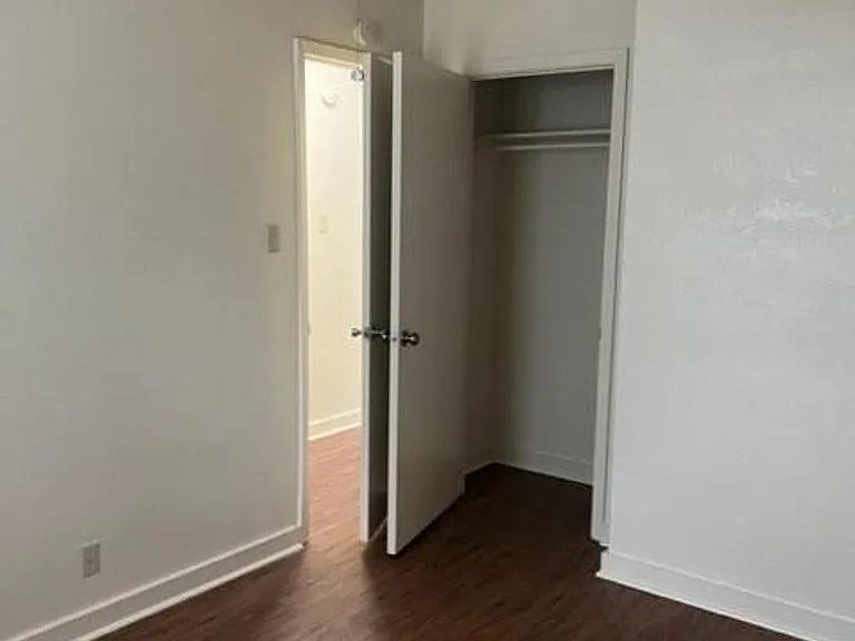304 Algerita Dr — Photo 9