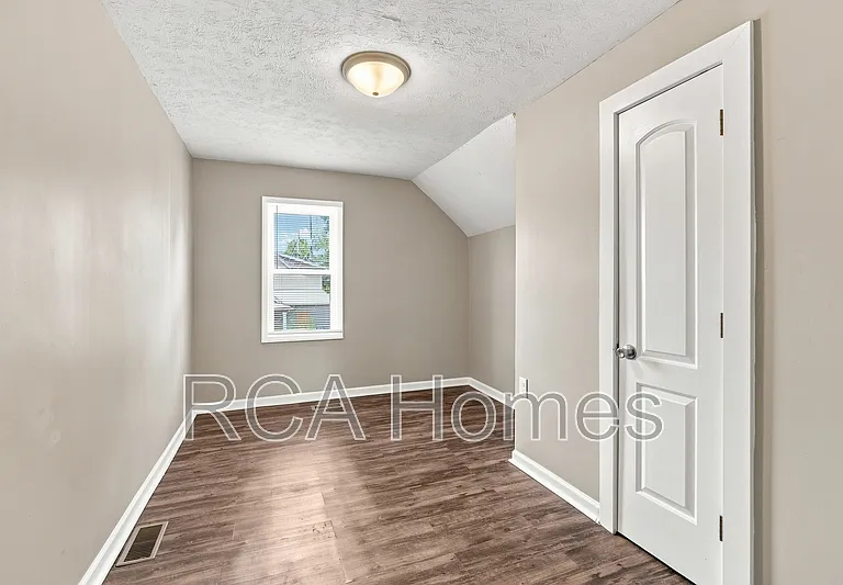 1013 E Legrande Ave #1013 — Photo 7