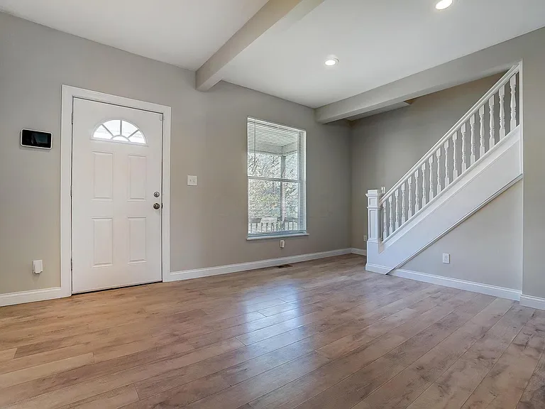 147 Whitethorne Ave — Photo 2
