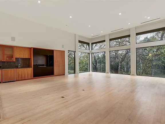 4th image of 10045 Surrey Oaks Dr