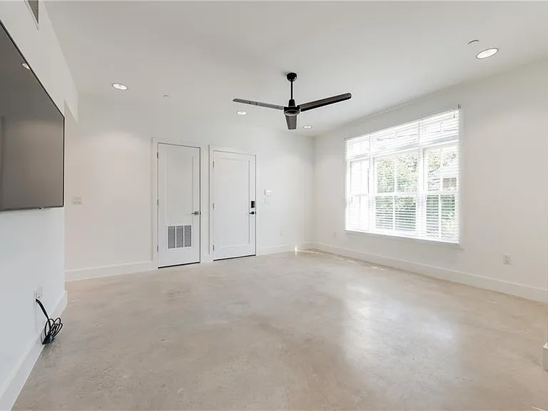 408 W 38th St #1 — Photo 11