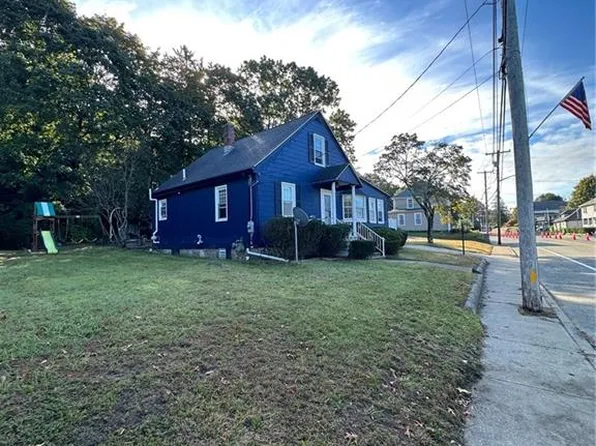 1644 Mendon Rd, Woonsocket, RI 02895