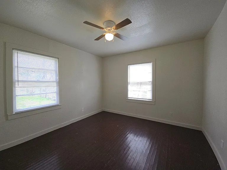 1307 E Avenue H — Photo 17