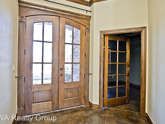 3rd image of 1504 NE Greenbrier Ct