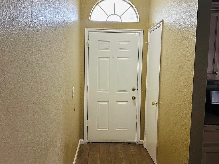 7720 NW 113th Pl — Photo 3