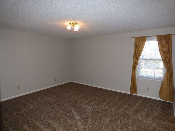 5th image of 839 Iris Ln