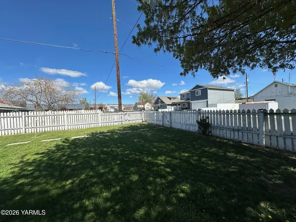 204 N Spokane St, Moxee, WA 98936