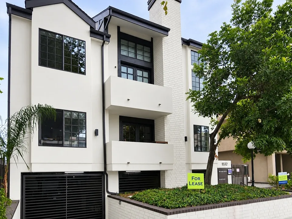 1532 Granville Ave #203